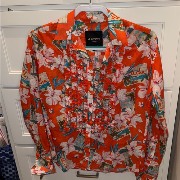 NWOT Le Superbe Kahuna Ruffle Front Tux Shirt in the Red Aloha 2 - Picture 3 of 8